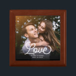 LIEBE Moderne Kalligrafie Einfaches Foto Hochzeits Erinnerungskiste<br><div class="desc">Moderne Hochzeitssache oder ein wunderschönes Sondergeschenk für frisch verheiratete Braut oder Valentinstag zeigen Ihr Lieblings-Verlobung-Foto mit moderner Skriptkalligraphie,  die LIEBE über Ihre individuelle Name und gehen über einen dunklen Farbverlauf,  um die Typografie hervorzuheben.</div>