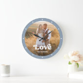 Liebe | Modernes Drehbuch mit Foto Dusty Blue Große Wanduhr (Zuhause)