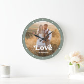 Liebe | Modernes Drehbuch mit Foto Sage Green Große Wanduhr (Zuhause)