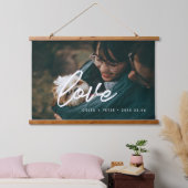 Liebe modernes Typografie-Overlay-Paar Foto Wandteppich Mit Holzrahmen (Schlafzimmer)