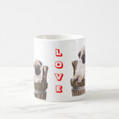 Liebe Möpsen Welpen Hunde in Holzkiste Barrel Kaff Kaffeetasse (Mittel)