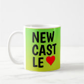 Liebe NEWCASTLE (oder Ihr Text) Herz auf Grün Gold Kaffeetasse (Links)