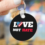 Liebe nicht hassen Bold Type USA Flag Herz Schwarz Schlüsselanhänger<br><div class="desc">"Liebe nicht hassen". Stolz stehen und die Welt gelassen wissen, wie gut dieses Land ist und kann mit diesem nachdenklichen, auffallenden, grafischen, patriotischen, Stoßfängermagnet sein. Ein Herz voller rustikaler, Vintager, kühner, roter, weißer und blauer Holzstreifen und Sternen, die amerikanische Flagge sowie eine kräftige Typografie auf schwarzem Hintergrund erinnern an diese...</div>
