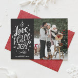 Liebe Peace and Joy Chalkboard Weihnachts-Foto Feiertagskarte<br><div class="desc">Liebe,  Frieden und Freude. Mit dieser individuell gestaltbaren Urlaubskarte senden Sie Ihren Familie und Freunden Urlaubswünsche. Es ist mit rustikalen Handschriften und einem Imitat-Chalkboard-Hintergrund ausgestattet. Diese Weihnachtskarte ist in anderen Kartenstilen erhältlich.</div>