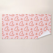 Liebe: rote Herzen im rosa Hintergrund Badehandtuch (Badehandtuch)