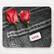 Liebe. Rote Rosen und Denim-Valentine-Tagesgeschen