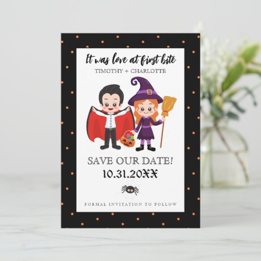 Liebe Save the Date am ersten Bite Halloween (Stehend Vorderseite)
