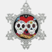 Liebe-Schädel-Verzierung (Schneeflocke oder Ball) Schneeflocken Zinn-Ornament (Vorderseite)