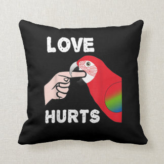 Liebe schadet der Ökologisierung von Macau Parrot  Kissen