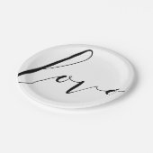 LIEBE Schwarz-weiß Moderne Typografie Hochzeitsfei Pappteller (Schrägansicht)