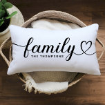 Liebe Schwarzes Skript benutzerdefinierte Monogram Lendenkissen<br><div class="desc">Moderne und stilvolle Kissendesign mit individueller Lumbalform-Kissengestaltung mit einfacher und minimaler "Family" Typografie mit blüh- und Herzdetails. Personalisieren Sie den unten stehenden Großtext mit einem Mono oder Jahr festgelegt. Die Farben Schwarz und Weiß können geändert werden.</div>