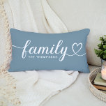 Liebe Script Dusty Blue Custom Monogram Lendenkissen<br><div class="desc">Moderne und stilvolle Kissendesign mit individueller Lumbalform-Kissengestaltung mit einfacher und minimaler "Family" Typografie mit blüh- und Herzdetails. Personalisieren Sie den unten stehenden Großtext mit einem Mono oder Jahr festgelegt. Die Farben weiß und staubblau der Schiefertafeln können geändert werden.</div>