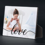 Liebe Script Junge Mutter Foto Fotoplatte<br><div class="desc">Einführung in unsere Liebe Script Junge Mutter Family Foto Custom Plaque! Diese Gedenktafel ist die perfekte Art, junge Mütter oder Mama zu feiern und zu ehren, wenn es um besondere Anlässe wie Muttertag, Geburtstag oder Weihnachten geht. Was diese Plakette wirklich besonders macht, ist die Fähigkeit, sie mit ihrem Lieblings-Foto zu...</div>