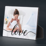 Liebe Script Junge Mutter Foto Fotoplatte<br><div class="desc">Einführung in unsere Liebe Script Junge Mutter Family Foto Custom Plaque! Diese Gedenktafel ist die perfekte Art, junge Mütter oder Mama zu feiern und zu ehren, wenn es um besondere Anlässe wie Muttertag, Geburtstag oder Weihnachten geht. Was diese Plakette wirklich besonders macht, ist die Fähigkeit, sie mit ihrem Lieblings-Foto zu...</div>