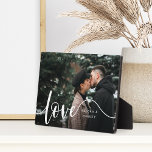 Liebe Script Overlay Paare Personalisiertes Foto Fotoplatte<br><div class="desc">Erschaffen Sie einen süßen Sake Ihrer Hochzeit,  Flitterwochen oder besonderen Augenblick mit dieser schönen,  individuell gestalteten Tafel,  die perfekt für Paare geeignet ist. Fügen Sie ein beliebtes horizontales Foto hinzu,  wobei "Liebe" auf dem links in elegantem weißen Schriftzeichen ausgerichtet ist,  und Ihre Namen in das Design stecken.</div>