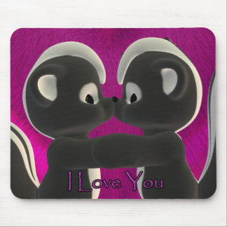 Liebe Sie, die Stinktiere küssend niedlich, der Mousepad