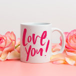 Liebe Sie kühne moderne rosa Valentinstag Kaffeetasse<br><div class="desc">Liebe! Dieses lustige und moderne Design in der Tasse besticht durch ein gewagtes magentafarbenes,  rosa,  bürstenbehaftetes Schriftzeichen inmitten von Fesseln. Es ist perfekt für ein Valentinstag Geschenk an Ehegatten,  Kinder,  Eltern,  Freunde,  aber auch funktioniert gut für Galentinstag,  ein Jubiläum oder jede Gelegenheit,  die Sie gewollt,  um Liebe zu senden!</div>
