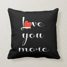 Liebe Sie mehr, weißes rotes Herz w auf Schwarzem Kissen