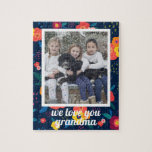 Liebe Sie Oma Floral Foto Personalisiert Puzzle<br><div class="desc">Dieses herrliche Puzzle mit einem blumengeschmückten Marineblätter,  Korallengelb und Orange sowie einem individuell gestaltbaren Foto wird Ihren Liebsten ein Lächeln bringen. Text liest "Liebe du Oma" in einem Schriftart mit weißem Skript,  kann aber angepasst werden.</div>