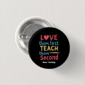 Liebe sie zuerst, unterrichte sie zweitens Inspiri Button (Vorne & Hinten)