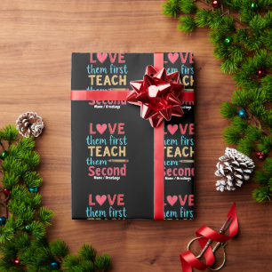 Liebe sie zuerst, unterrichte sie zweitens Inspiri Geschenkpapier