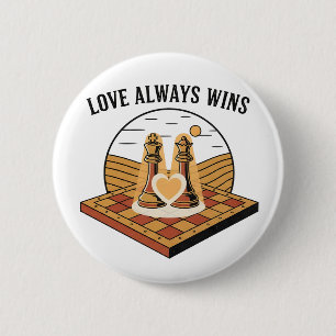 Liebe siegt immer: Vintage-Schachkönig und -Königi Button