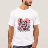 Liebe sieht an uns gut aus T-Shirt (Vorderseite)