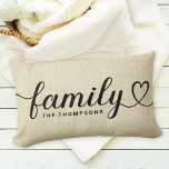 Liebe Skript Rustikale Leinen Custom Monogram Lendenkissen<br><div class="desc">Moderne und stilvolle Kissendesign mit individueller Lumbalform-Schrift,  die schlicht und minimalistisch in Schwarz gehalten ist und blühte- und Herzdetails enthält. Personalisieren Sie den unten stehenden Großtext mit einem Mono oder Jahr festgelegt. Ein rustikaler Leinenhintergrund ergänzt die Wohngestaltung im Bauernstil um Vintage Anziehungskraft.</div>