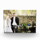 Liebe-Skript überlagerte | personalisiertes Fotoblock<br><div class="desc">Sie genießen,  ein reizendes Andenken Ihrer Hochzeit,  Flitterwochen oder speziellen Momentes mit diesem AcrylFotoblock herzustellen. Benutzen Sie unsere einfache Schablone,  um Ihr horizontales/Porträt orientiertes LieblingsFoto mit "der Liebe" hinzuzufügen,  die im Skript bedeckt wird. Personifizieren Sie leicht mit Ihren Namen und Hochzeitsdatum entlang der Unterseite.</div>