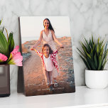 Liebe-Skripttypografie-Overlay-Foto Fotoplatte<br><div class="desc">Eine wunderschöne personalisierte Foto-Plakette,  um Ihre besonderen Erinnerungen der Familie zu zeigen und zu schätzen. Unser Design verfügt über ein vollständiges Foto-Layout mit "Liebe" in einem schönen handgeschriebenen Skript-Schriftart,  der über dem Bild in Weiß überlagert ist,  mit dem Familiennamen anpassen.</div>