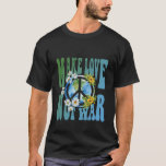 Liebe statt Krieg Retro Hippie Floral Peace Sign T-Shirt<br><div class="desc">Machen Sie Liebe nicht Krieg Retro Hippie Floral Peace T - Shirt zeigt den Text "Macht Liebe nicht Krieg" in der modernen Typografie mit Sonnenblumen und Gänseblümchen rund um eine Welt in einem Friedenszeichen. Von Evco Studio entworfen www.zazzle.com/store/evcostudio</div>