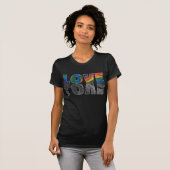 Liebe Trendfarbige Typografie Modernes Kunstdesign T-Shirt (Vorne ganz)