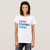 Liebe triumphiert über Hass. T - Shirt (Vorne ganz)