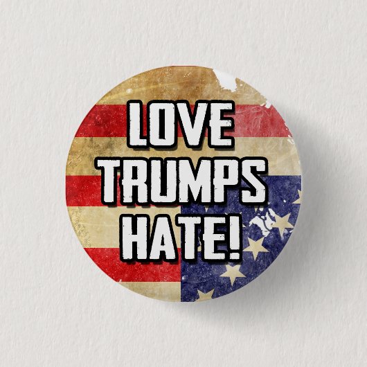 Liebe-Trumpf-Hass Button (Vorderseite)