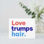 "LIEBE TRUMPS HAIR" POSTKARTE (Stehend Vorderseite)