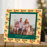 Liebe Typografie benutzerdefiniertes Foto der Fami Fotoplatte<br><div class="desc">Personalisierte Sake-Plakette mit individuellem Foto,  Familienname,  und das ganze Jahr über über über eine moderne Liebe fett farbenfroh typografisch gelb Muster in einer trendigen erdigen Farbpalette.</div>
