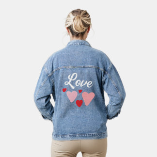 Liebe Typografie der roten und rosa Wasserfarbenhe Jeansjacke