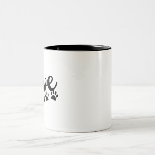 Liebe Typografie mit Hundekuppeldrucken Zweifarbige Tasse (Mittel)