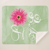 LIEBE Typografie Pink Gerbera Daisy Blume auf Gree Sherpadecke (Vorderseite (Horizontal))