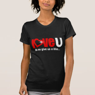 "Liebe U" gebt uns einen T - Shirt eines weißen Mä