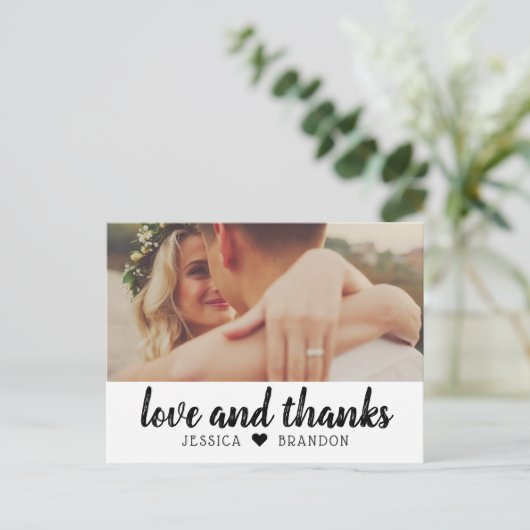 Liebe und Dank Black Rustic Script Hochzeitsschrei Postkarte (Stehend Vorderseite)