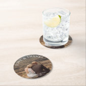 Liebe und Dank, elegante Typografie Hochzeitsfeier Runder Pappuntersetzer (Vor Ort)