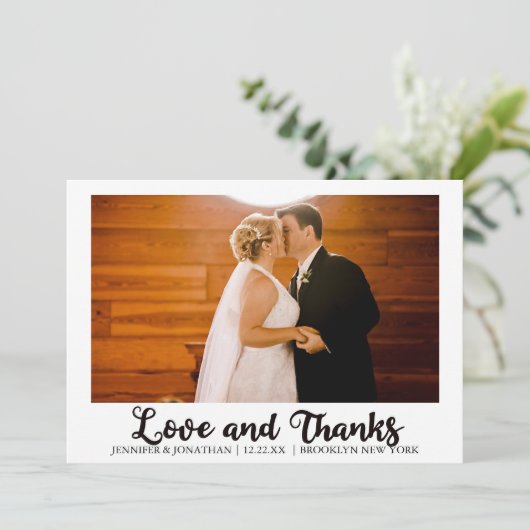 Liebe und Dank Foto Chic Cursive Script Hochzeit Dankeskarte (Stehend Vorderseite)