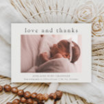 Liebe und Dank Minimal Foto Baby Dankeskarte<br><div class="desc">Liebe und Dank Minimal Foto New Baby Dankeschön Card mit einfachem Typ und Bild von Neugeborenen auf der Vorderseite. Der Rücken hat eine persönliche Nachricht von der Familie. Klicken Sie auf die Schaltfläche Bearbeiten,  um dieses Design mit Ihren Fotos und Details anzupassen.</div>