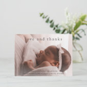 Liebe und Dank Minimal Simple Foto Baby Dankeskarte (Stehend Vorderseite)