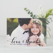 Liebe und Dank Whimsical Script Foto Hochzeit Dankeskarte (Stehend Vorderseite)