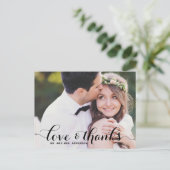 Liebe und Dank Whimsical Script Foto Hochzeit Postkarte (Stehend Vorderseite)