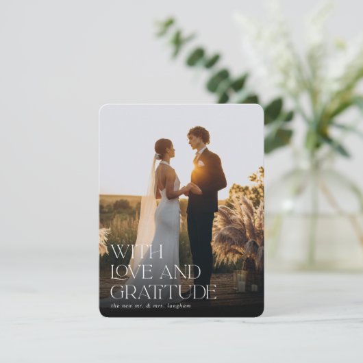 Liebe und Dankbarkeit | Vertikales Hochzeitsflugze Dankeskarte (Stehend Vorderseite)