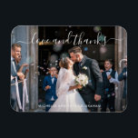 Liebe und Dankeschön für das elegante Script Foto  Magnet<br><div class="desc">Moderner und niedlicher Gastgeschenk Hochzeit-Magnet mit einem einfachen Design mit Ihrem Lieblings-Foto und den Worten "Liebe und Dank" in einem weißen handgeschriebenen Skript mit Wimpern an der Spitze und Ihre Namen in einem serifenlosen Sans-Schriftart am unteren Rand. Dieser Magnet macht eine großartige Gastgeschenk Hochzeit.</div>