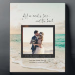 Liebe und das Beach Wedding Foto Fotoplatte<br><div class="desc">Hochzeitssake für das frisch verheiratete Paar, das eine Strandhochzeit oder eine Strandjause hatte. Passen Sie Ihr Foto (oder verlasse, wie es ist), Ihr Foto, Ihre Namen, Ihr Hochzeitstermin, Ihren Ort und Ihre Koordinaten an. Um die Koordinaten Ihres Hochzeitsorts zu erhalten - suchen Sie einfach den Namen des Ortes und die...</div>